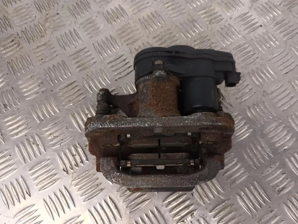 Pinza de freno trasera pasajero izquierdo lexus nx300h 14-21 n/s 4785078010 492709 Foto 3 de 4