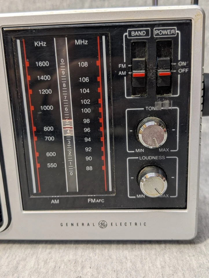 General Electric AM/FM Portable Radio Model 7-2857A Vintage 70's 80's Works Foto 2 de 4