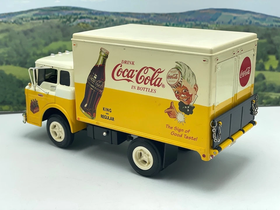 ERTL 1:25 1958 Ford C-800 Coca Cola Brand Delivery Truck Diecast 1998 Coke #H837 - Image 3 of 4