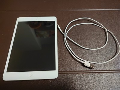 Apple iPad mini 1st Generation. 16GB, Wi-Fi, 7.9 in - White & Silver