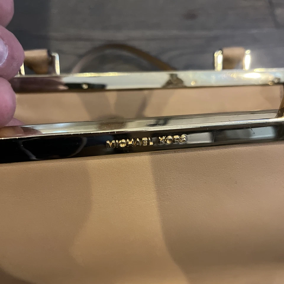 Bolso de hombro Michael Kors Ava Frame de cuero beige tostado dorado herrajes Foto 3 de 4