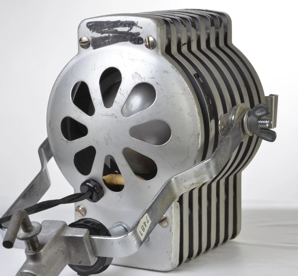 The Photogenic Machine Co. Minispot # 7800 Vintage Fresnel Spot w/lamp-TESTED - Image 3 of 4