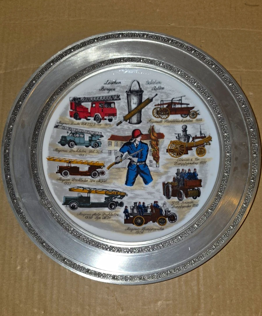 Zinnteller Wandteller Porzellan Feuerwehr Motiv historische Fahrzeuge handdekor.
