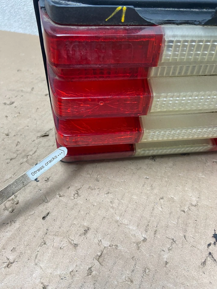 Luz trasera lateral del pasajero derecho Mercedes-Benz W126 1986 a 1991 OEM R5775 DW Foto 4 de 4