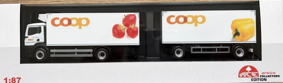 HERPA MAN TGS NN 18.470 KÜHLKOFFERHÄNGERZUG COOP SCHWEIZ ARWICO EXCLUSIVE SERIES - Bild 1 von 1