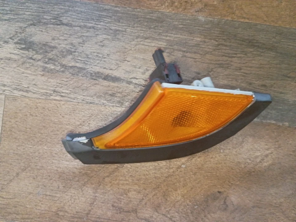 2006 - 09 Saab 9-5 LEFT / Driver Corner Marker Light Lamp  89101507 - Image 2 of 4