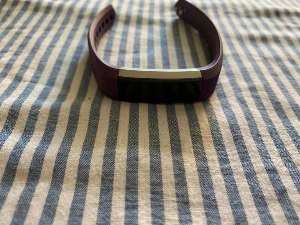 Rastreador de fitness Fitbit Alta, plateado/ciruela, pequeño (5,5 - 6,7 pulgadas) como no funciona Foto 3 de 4