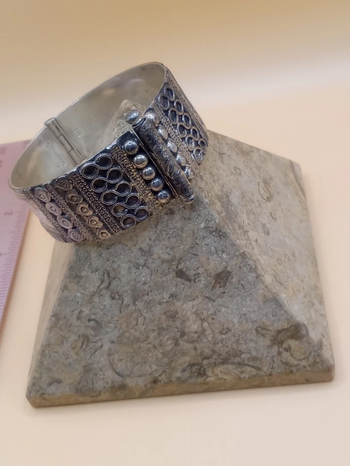 Brazalete SUDHA PENNATHUR pesado 925 de inspiración bereber esterlina broche de tornillo Foto 2 de 4