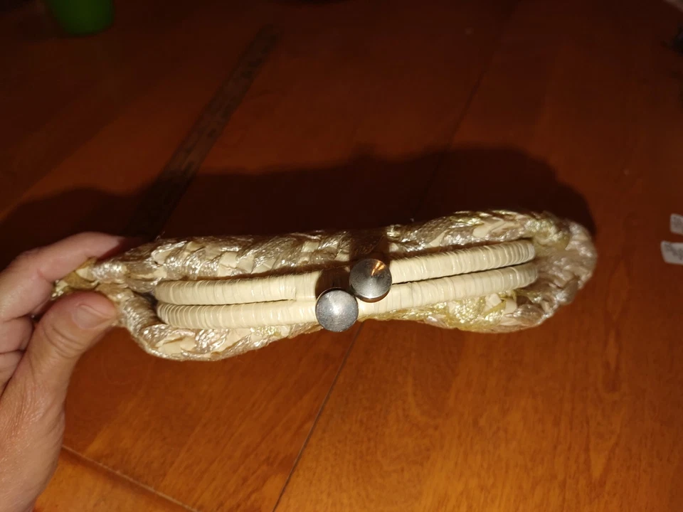 Cartera sin asas Walborg Italia tejida de paja de rafia beige pastel forrada de satén Foto 4 de 4