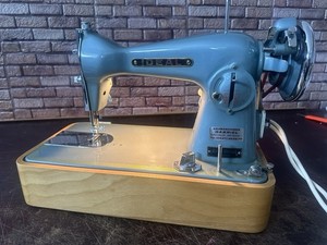 Nähmaschine IDEAL MODEL YM-40 Vintage VICTORIA NÄHMASCHINEN Motor Mit Lampe