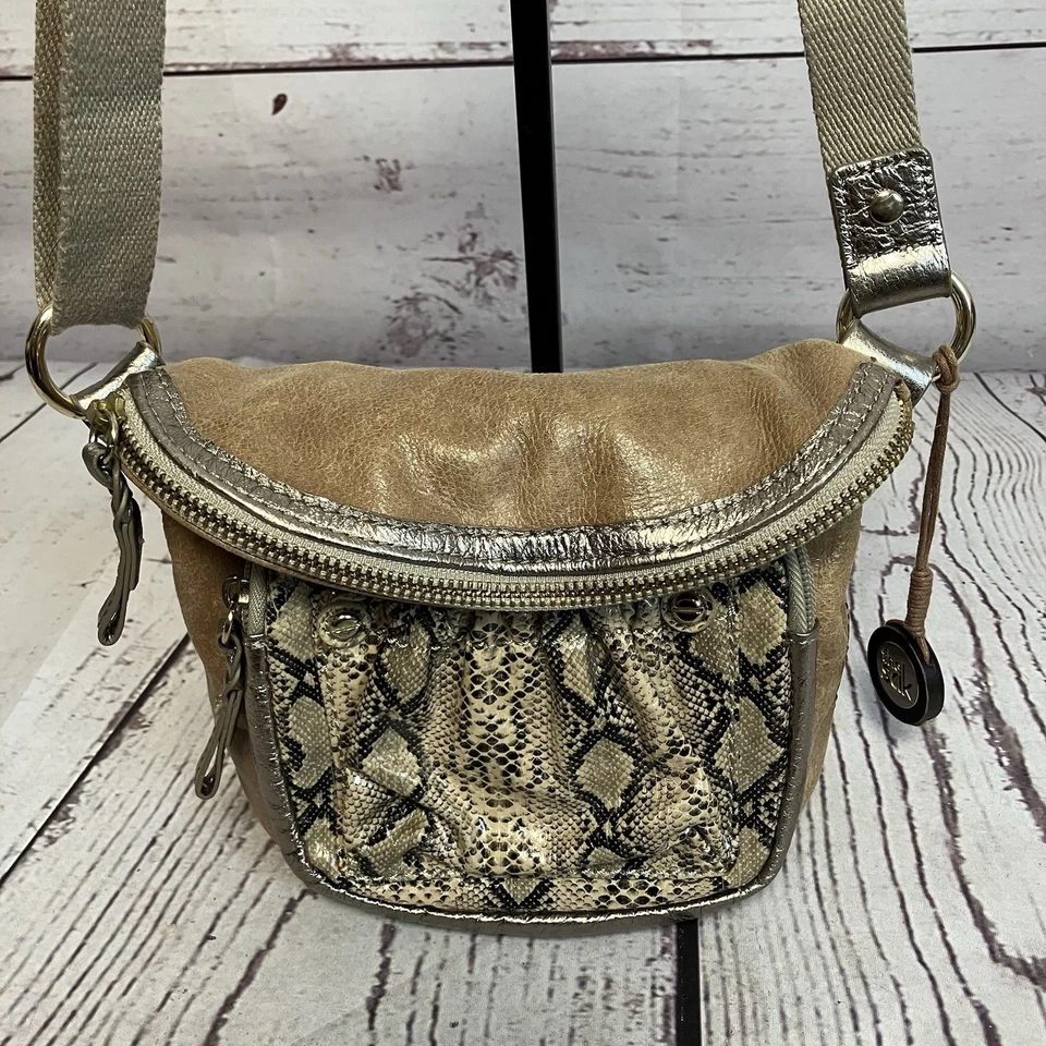Cartera Bandolera de Cuero de Dos Tonos con Estampado de Serpiente The Sak Bolsa Bronceada Plegable Foto 2 de 4