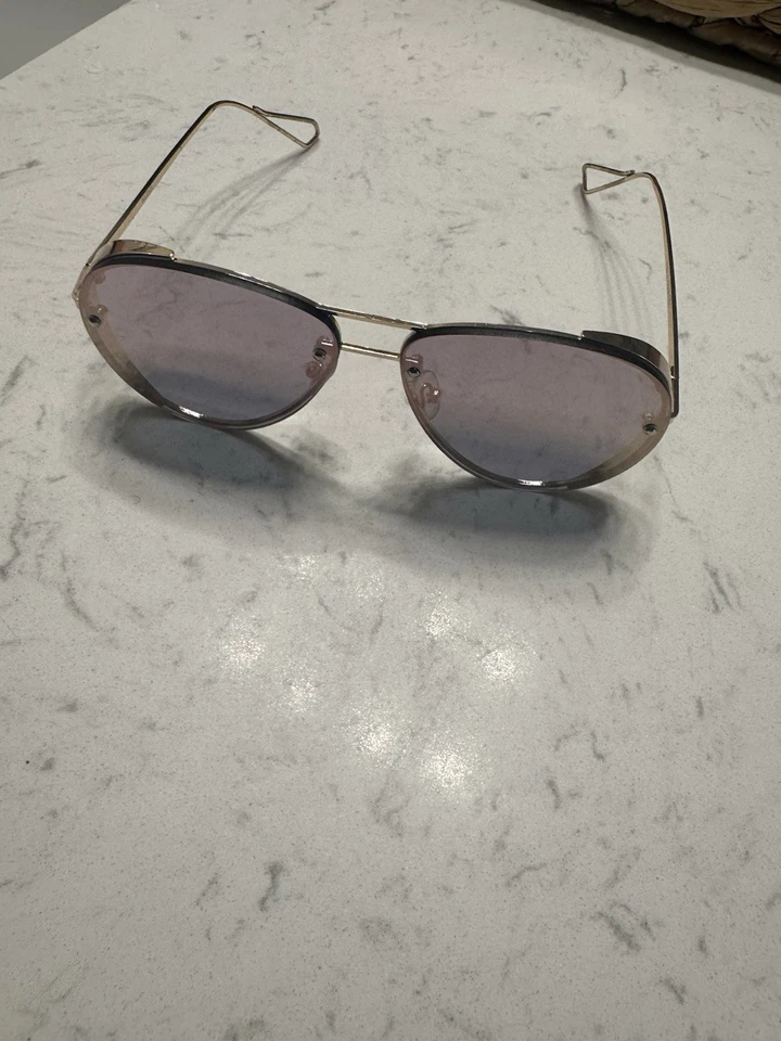 Gafas de sol de aviador de gran tamaño con marco dorado Aldo para mujer Foto 3 de 4
