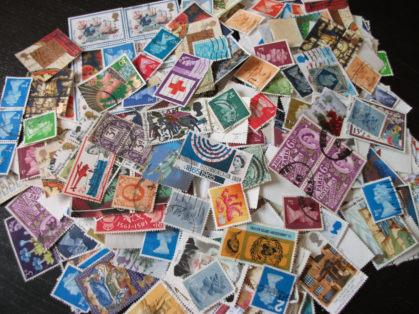 1500 GB Great Britain Off Paper Used Charity Kiloware Stamps. Various