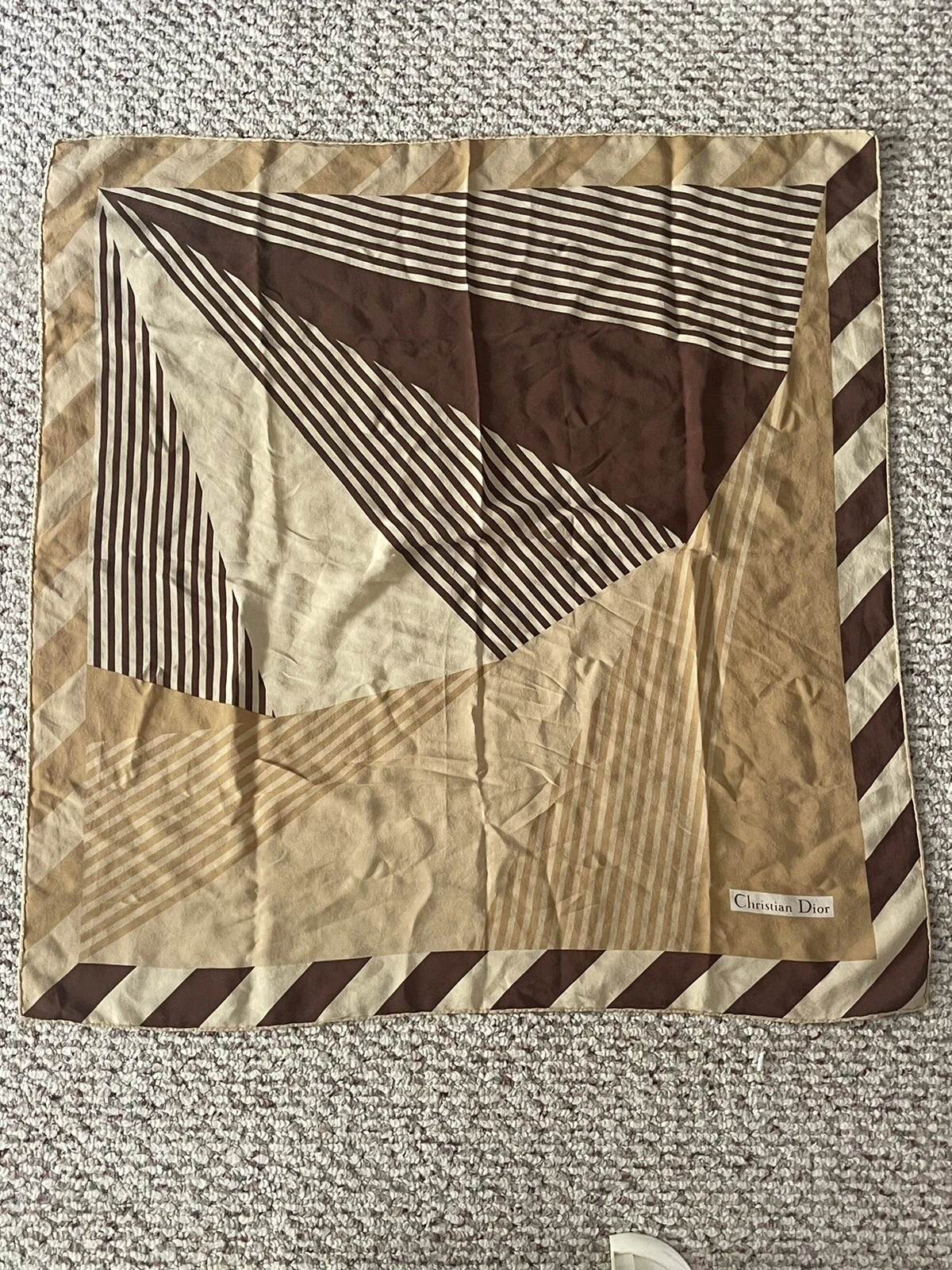 31,5 pouces x 31,5 pouces soie Christian Dior vintage écharpe géométrique bords laminés à la main