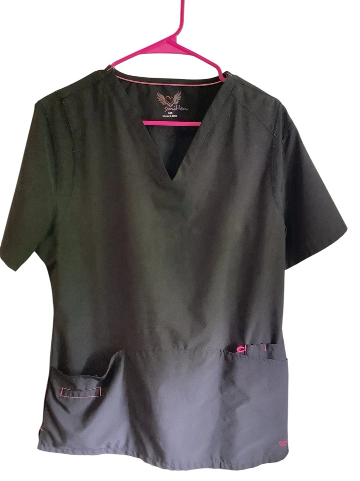 Blusa Médica Ajustada Smitten para Mujer. Acentos en Negro y Rosa. Ver otros anuncios de Smitten Foto 4 de 4