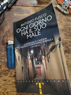 Libro Ogni giorno ha il suo male di Antonio Fusco Giunti romanzo giallo