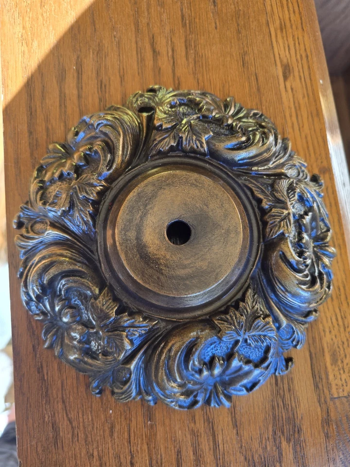 ¿Medallón de techo vintage de latón? Foto 2 de 4