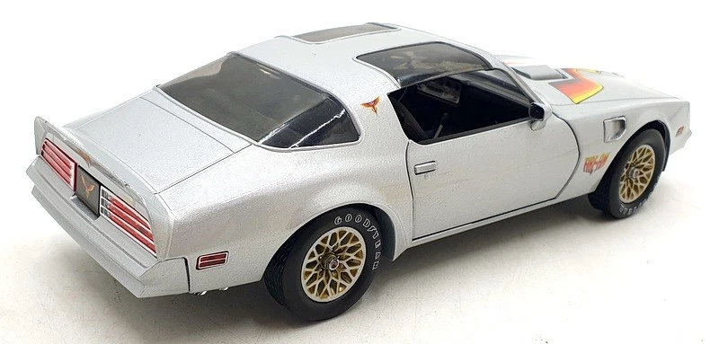 Greenlight 1/18 Scale Diecast 19101 - 1977 Pontiac Firebird T/A - Silver - Image 2 of 4