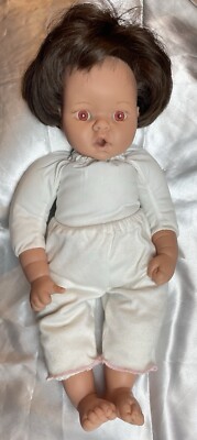 Lee MiddletonBaby Doll Reva Orig. 2000 Thumb sucking Brunette  Red Eyes