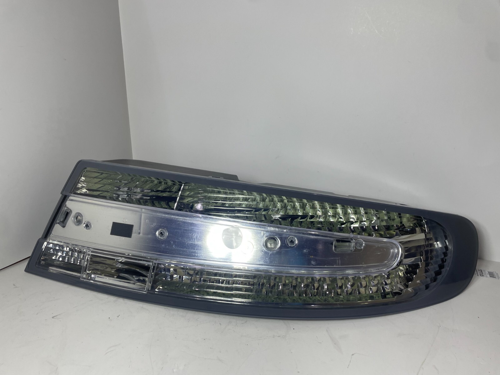 2005-2016 ASTON MARTIN DB9 RIGHT PASSENGER SIDE TAIL LIGHT GRAY 8D3313404-AJ OEM