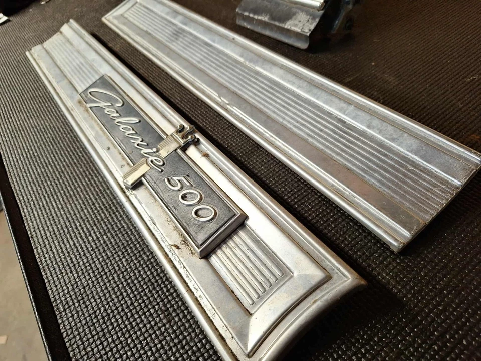 Ford Galaxie 500 1963 1964 maletero panel trasero molduras Foto 3 de 4