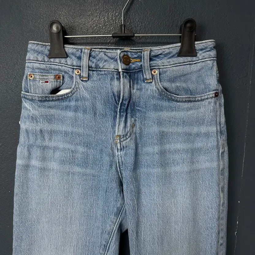 Tommy Hilfiger Women's Light Indigo Jeans - Size 31 thumbnail 5