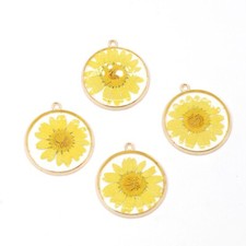 Clearance 8PCS Gold Tone Dried Daisy Flower glitter Resin Round Pendant GBY1056