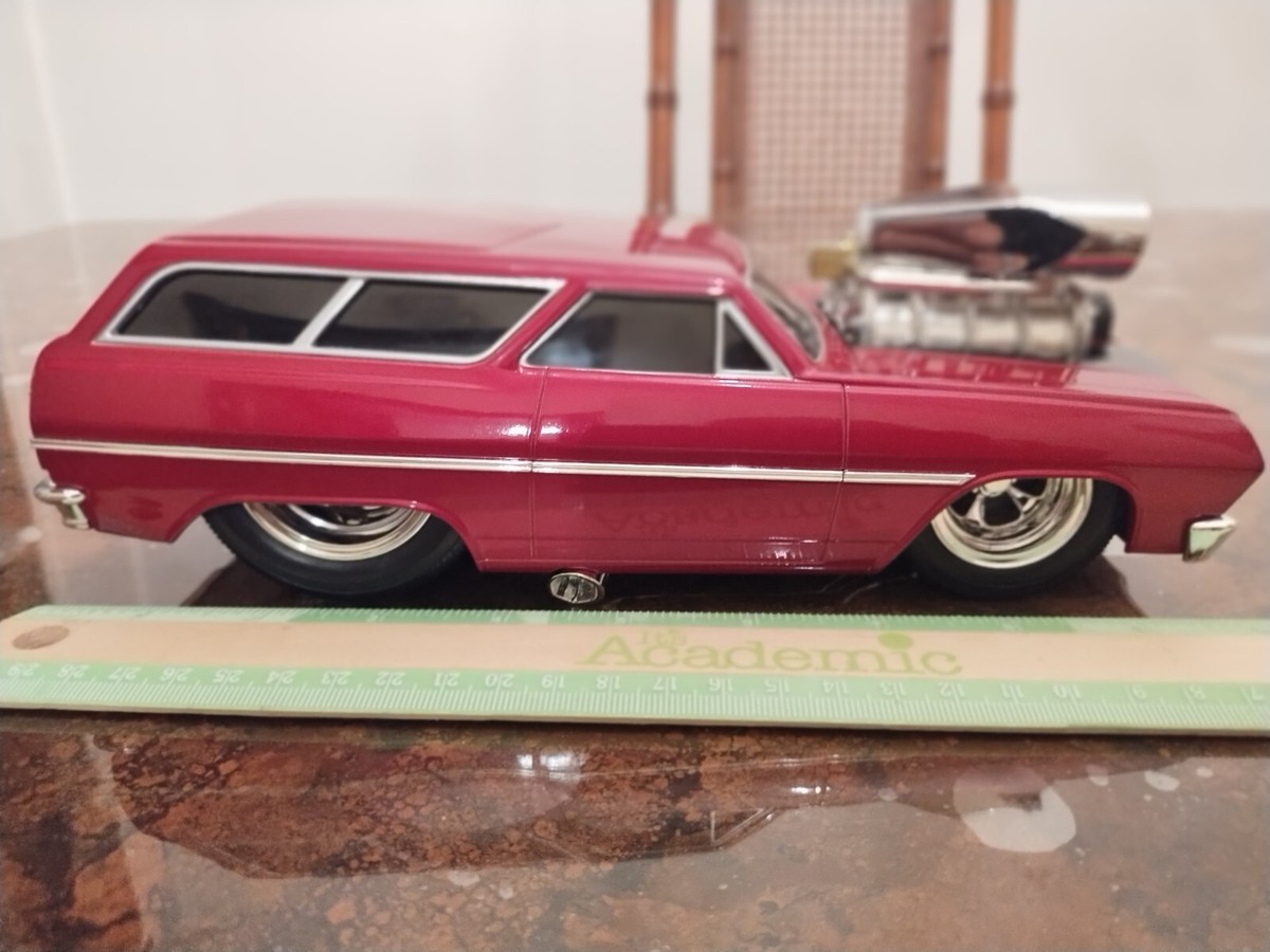 MUSCLE MACHINES 1965 Chevrolet Chevelle Wagon SLAMMED 1:18