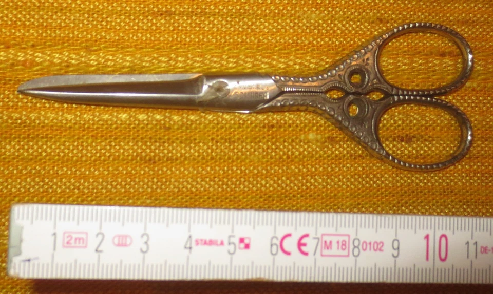 Antike, museale, seltene  Schere  (um  1900) -  und div. Handarbeitsartikel (21) - Bild 4 von 4