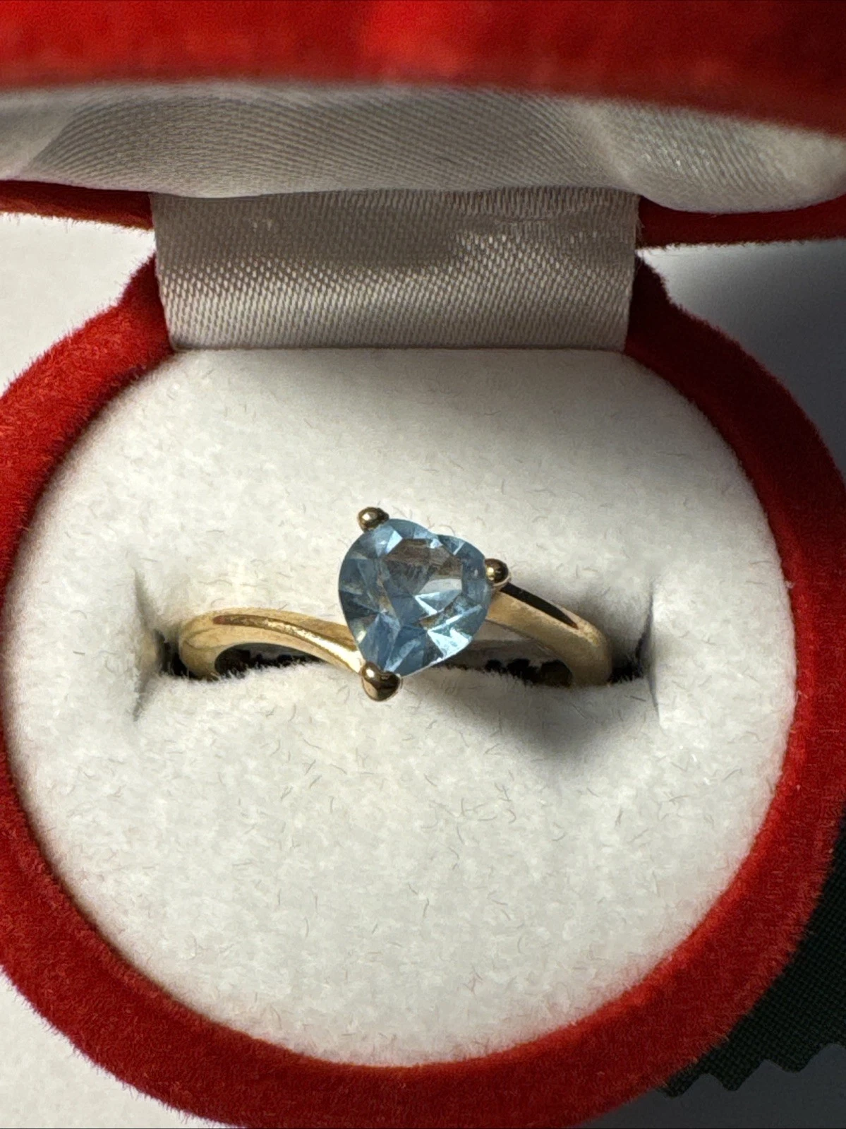 Bague vintage fantaisie avec pierre bleue claire. Taille 52.