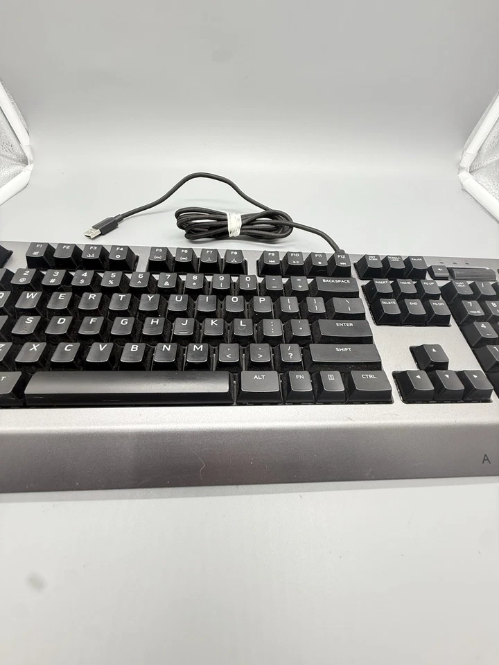 Dell Alienware AW768 Wired Black & Silver RGB Pro Gaming Clicky Keyboard Tested - Image 4 of 4