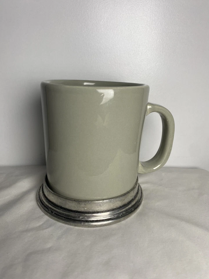 全新 罕见 ARTE ITALICA 托斯卡纳马克杯鼠尾草绿色瓷器 带锡质底座手柄 — 第 3/4 张图片