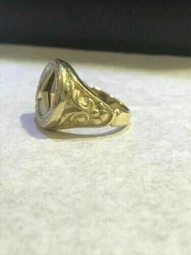 Anillo enchapado en oro amarillo de 14 quilates con diamantes creados en laboratorio de corte redondo de 1 quilate para hombre Mercedes Benz Foto 3 de 4