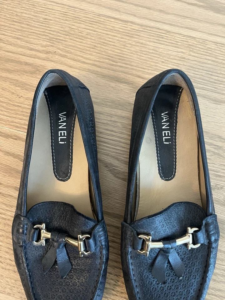 Mocasines sin cordones Vaneli para mujer con borlas negros talla 8 Foto 2 de 4