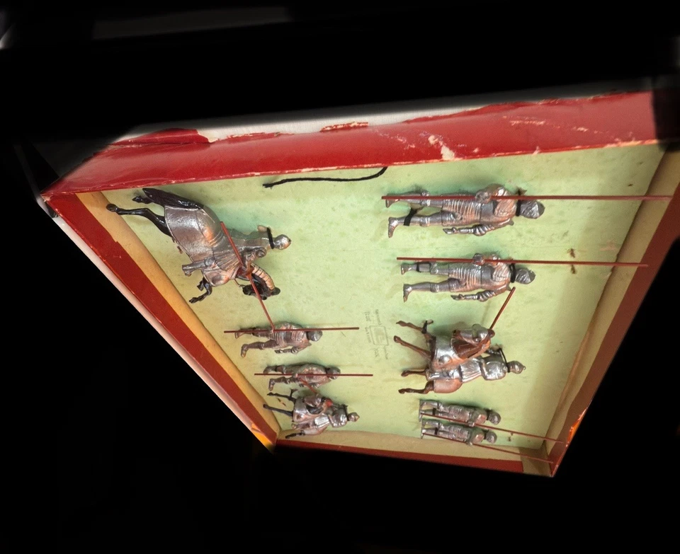 16th CENTURY KNIGHTS in ARMOUR (Mounted and on Foot) Made in England No. 1307 - Image 4 of 4