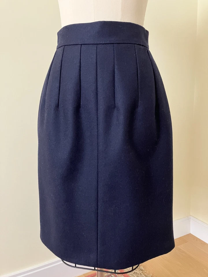 Falda de lana Chanel hasta la rodilla (forro de seda); azul marino; hecha en Francia; cintura XS ~25"