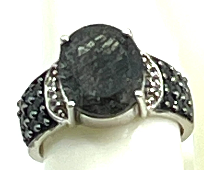 Anillo. Gema de cuarzo rutilo negro de plata 925 con reflejos de cristal negro. Foto 2 de 4