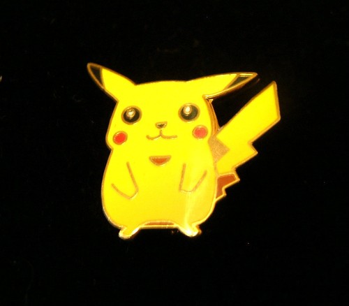 POKEMON - ENAMEL BADGES - 7 CHARACTERS TO CHOOSE FROM- PIKACHU, MEW, MEWTWO ETC - Foto 2 di 18