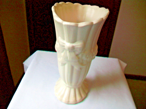 VINTAGE SHAWNEE VASE FLOWERS AND BOWS 9 3/4" WHITE MATTE - Picture 4 of 13