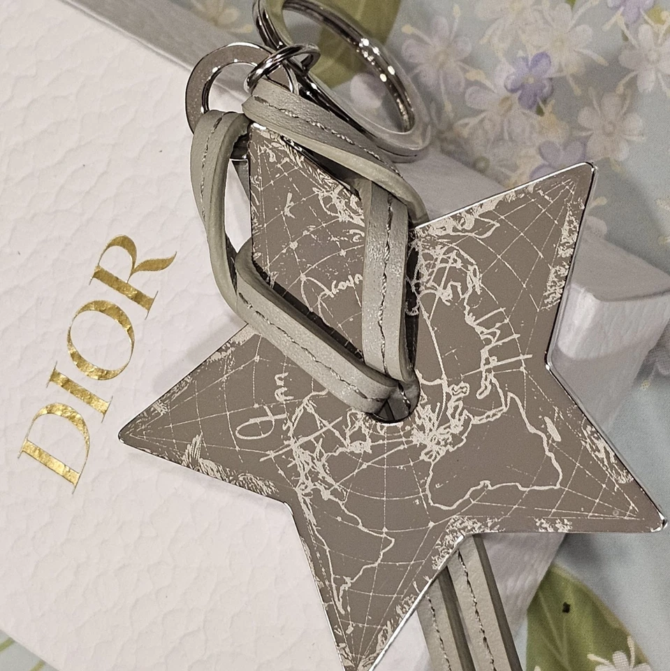 ✅ NUEVO Llavero Estrella Dior Plata Gris Cuero Llavero Cartera Llavero Dije en Caja Nuevo en Caja Foto 3 de 4