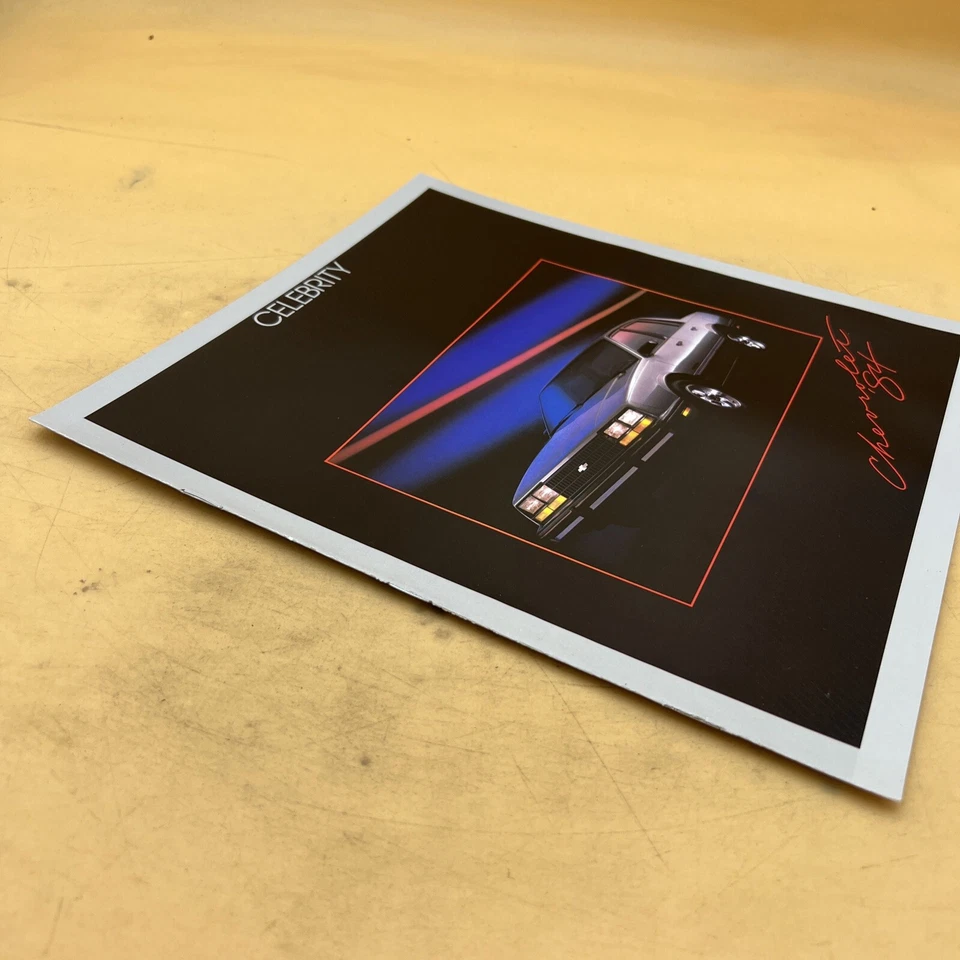 1984 CHEVROLET CELEBRIDADE REVENDEDOR ORIGINAL SHOWROOM FOLHETO DE VENDAS CATÁLOGO LIVRO - Imagem 2 de 4