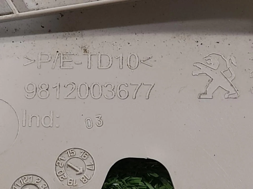 Windshield Molding For Citroen C3 Series 9812003677 DV5RD/YHY (09>15) Foto 3 de 3