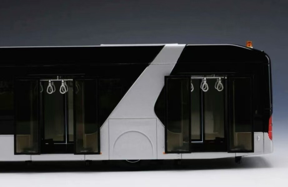 1/43 China Yutong Airport shuttle bus Dealer diecast model No