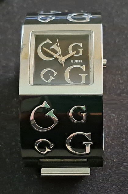 Montre femme GUESS au bracelet réglable noir pour sublimer vos tenues de soirée