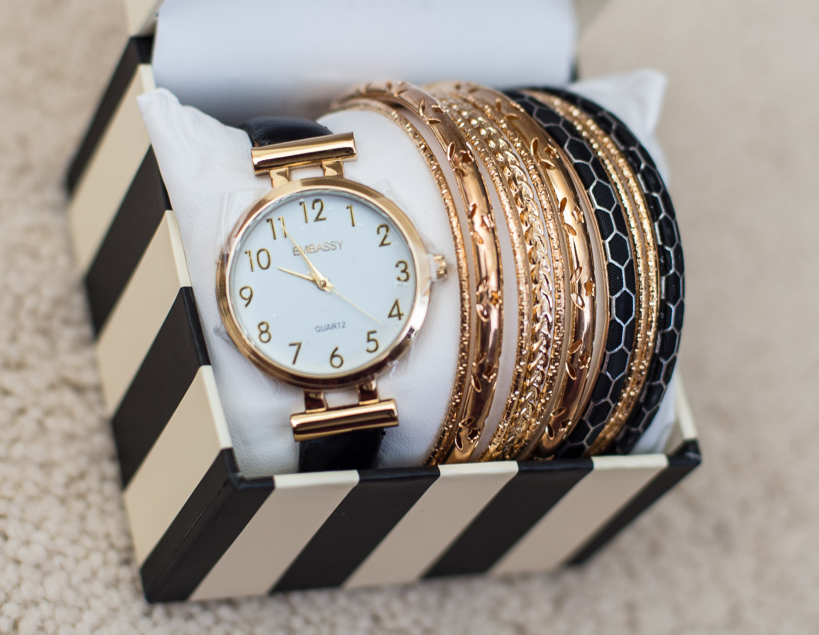 Box Lot Luxury & Set Gold Jewelry 10 Glittery Bangle Women Black Bracelets Watch - VintageWatches.PK Box Lot Luxury & Set Gold Jewelry 10 Glittery Bangle Women Black Bracelets Watch - vintagewatches.pk