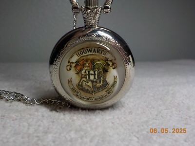 HOGWARTS POCKET/PENDANT WATCH SILVERTONE WITH IMAGE UNDER CLEAR RESIN 31'' CH