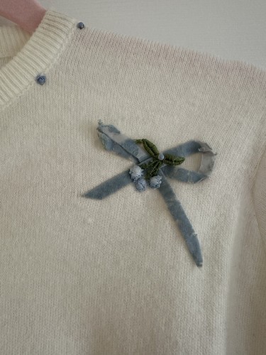 Vintage AMBER 1950s Orlon Acrylic Cream Colored Cardigan Bkue Ribbon Floral Bows - Picture 3 of 6