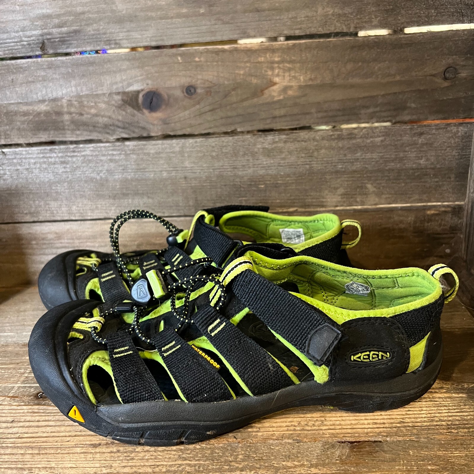 Sandali scarpe neri impermeabili Keen Newport H2 per bambini grandi taglia 6 Y in ottime condizioni
