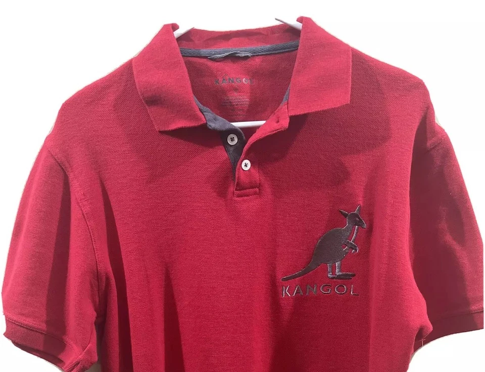 NUEVO CON ETIQUETAS Polo Kangol Piqué Logo Grande Rojo Brillante 75 Aniversario PEQUEÑO Foto 2 de 4
