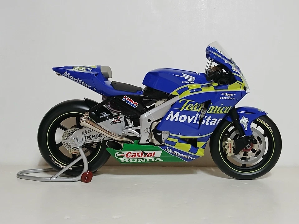 Minichamps 1/6 Honda RC211V Team Telefonica Movistar Sete Gibernau Moto GP 2003 - Image 2 of 4